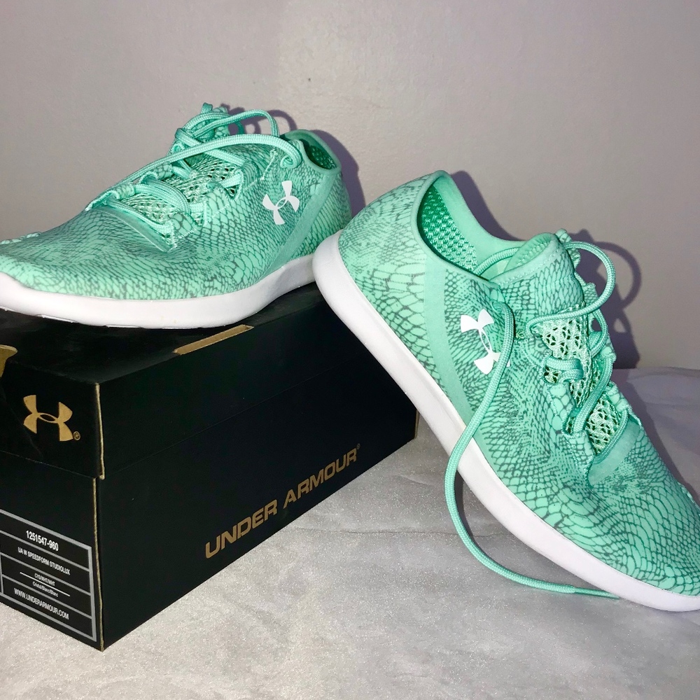 Never Worn * Under Armour Studiolux